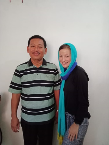 Sabrina (right) with co-teacher Pak Jamasri