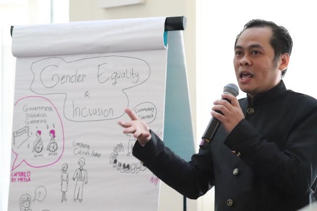 PRESTASI 3 scholar presenting on gender equity and inclusion at IIE-led workshop.