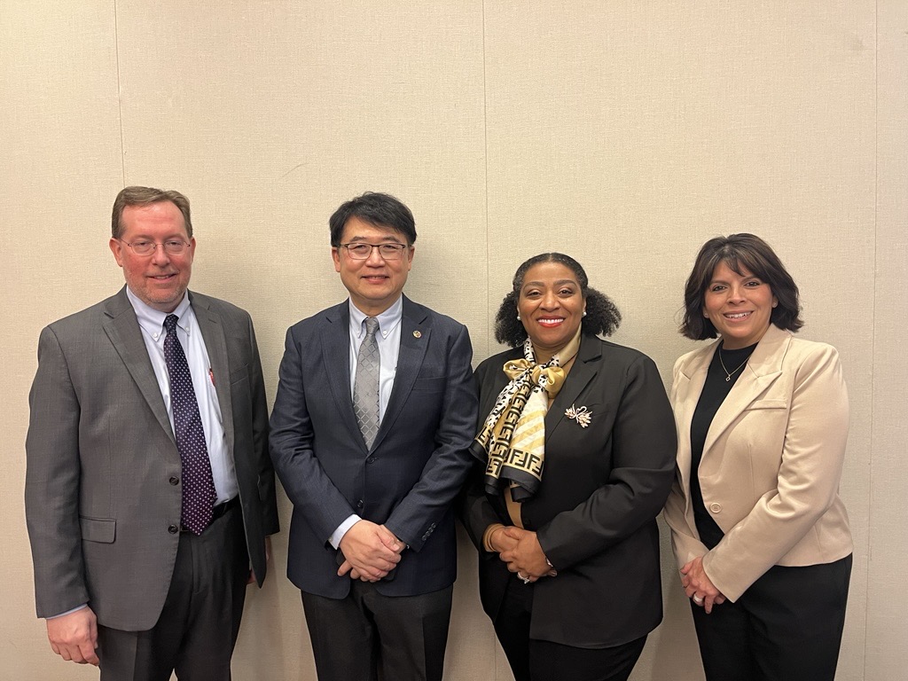 Pictured (left to right): Jason Czyz, Dr. Pornchai Mongkhonvanit, President of Siam Universit, Dr. Sammer Saleh Jones, Director for Global Relations at the University of Illinois Urbana-Champaign; and Ms. Liz Lund, Senior Director, Philanthropy at the Medtronic Foundation.
